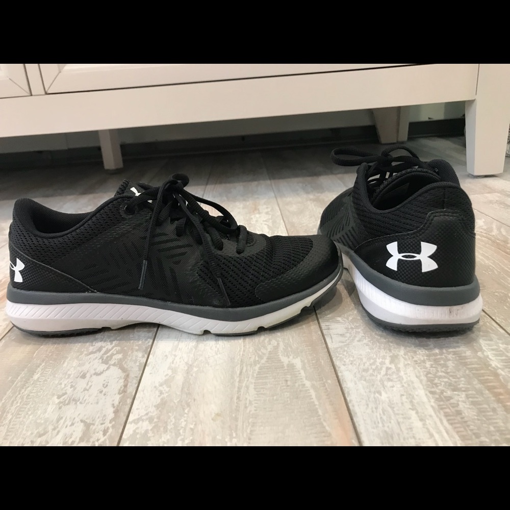 Under Armour women’s black training sneaker